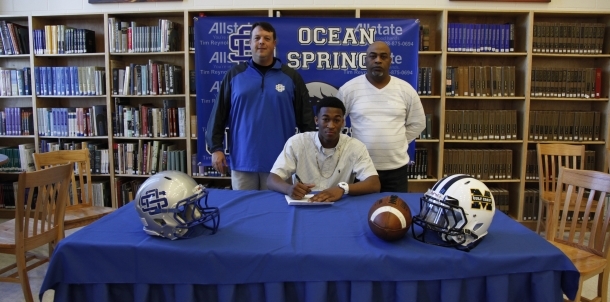 Romelo Riley signs with MGCCC