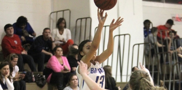 Van Buren ekes out league win over Lady Hornets