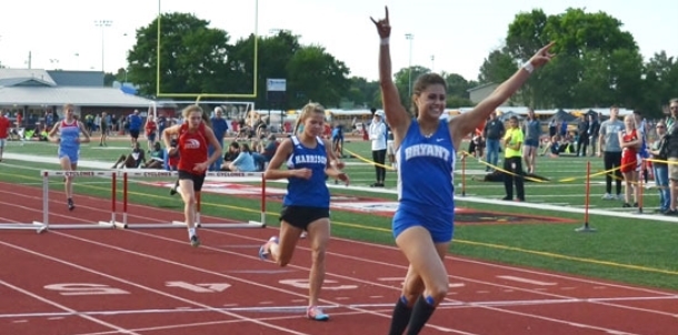 Hood finishes senior season unbeaten in 300 hurdles with Meet of Champs performance