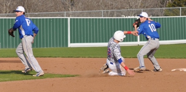 Hornets hang on for win over host team at Waco