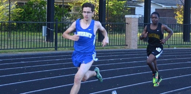 Carder, Watson pace 3200 to highlight Hornets’ work at Wampus Cat Relays