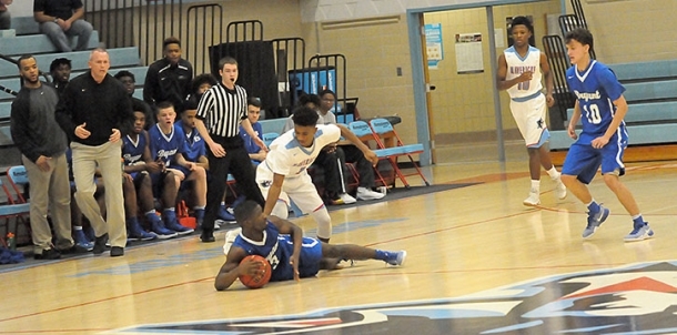 Hornets hold off late run by Mavericks to earn league road win