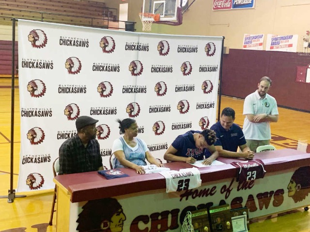 Blytheville’s Peace signs with Lyon College
