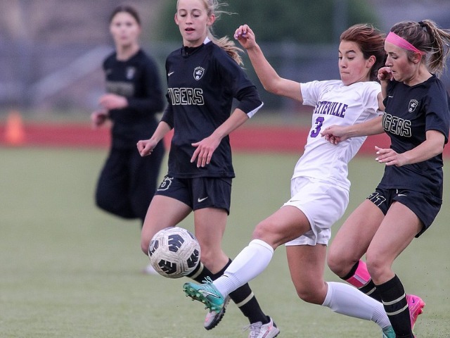 Fayetteville girls score late to force draw with Bentonville