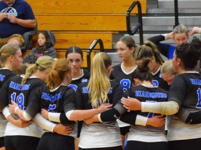 Volleyball Falls to Beavercreek