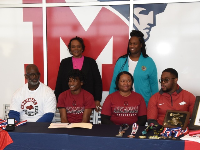 Carter signs with Arkansas
