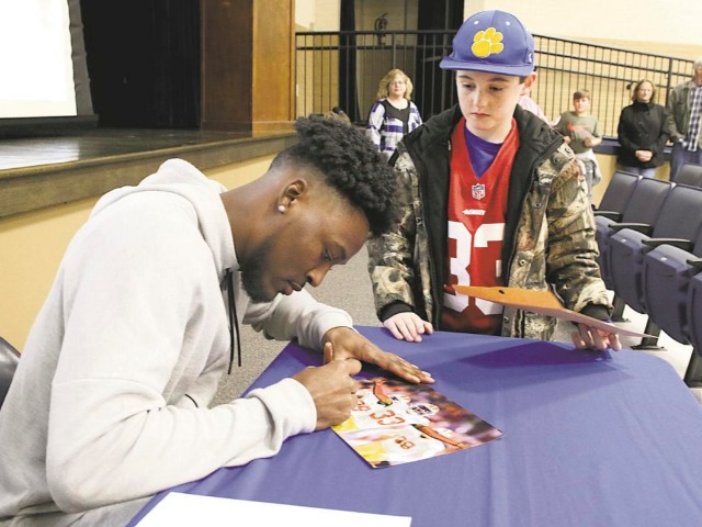 Quitman alumnus, 49ers DB Moore honored at community event