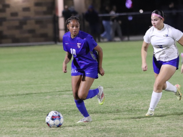 Wildcats Dominate in DeSoto Tournament Opener