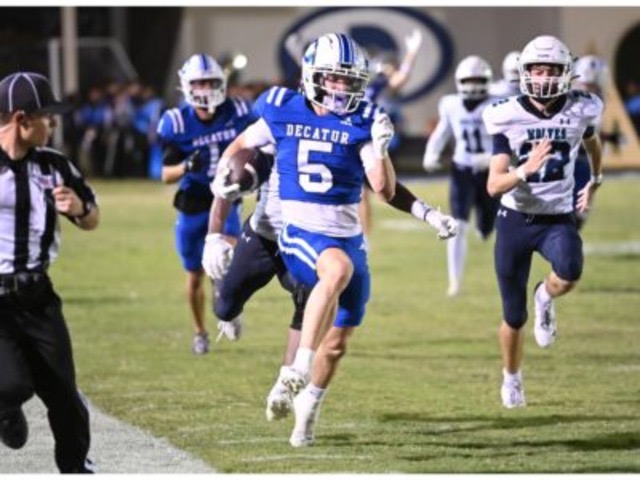 Eagles blow out Ranchview in homecoming district opener, 63-7