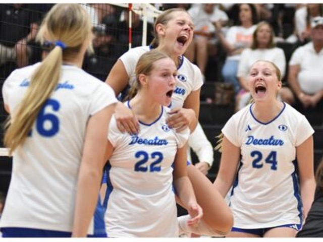 Decatur draws first blood, outlasts Springtown in 5-set league opener