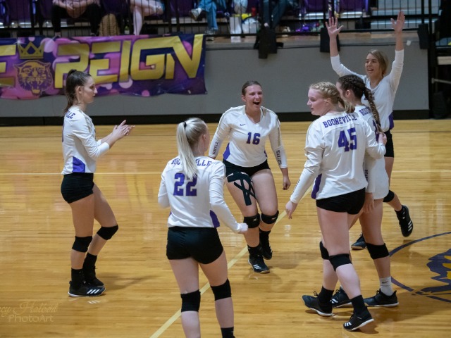 Lady Cats Close Out Regular Season With Straight Set Win