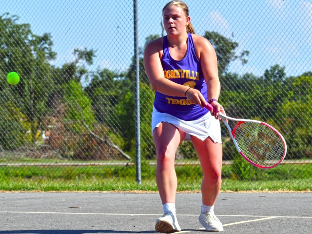 Tennis Teams Split In Mulberry