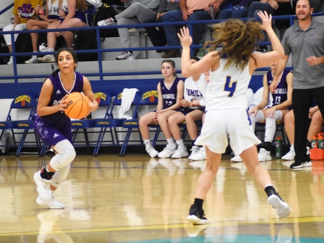 Lady Bearcats Win League Opener, Battle On The Border
