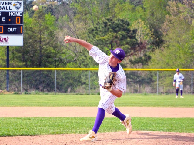 Bearcats Fall In Extra Inning