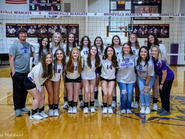 Seniors Celebrated On Four Set Win On Senior Night