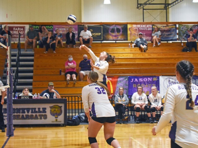Lady Cats Take Set From Hackett