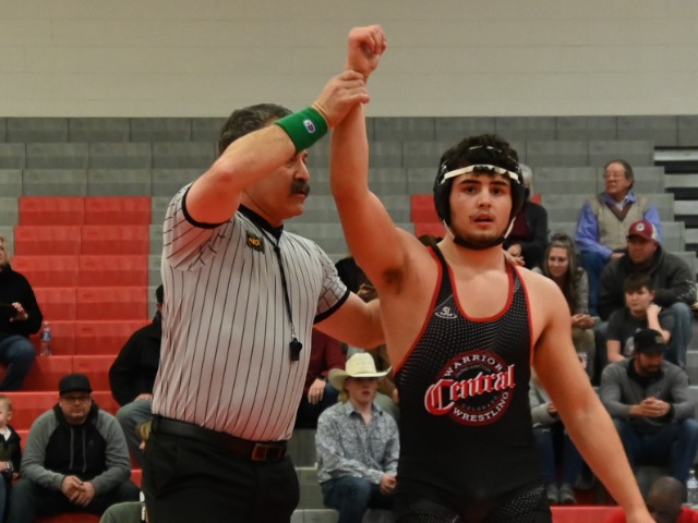 Central goes undefeated at Maverick Duals