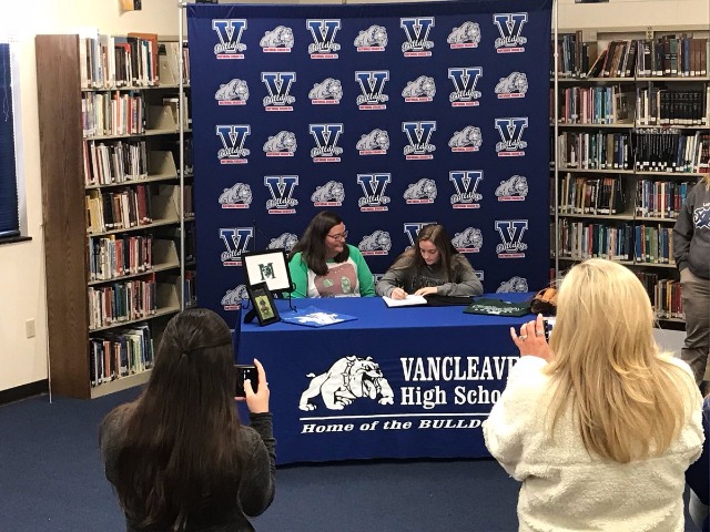  Jaelynn Palmer on signing to continue her softball career at Meridian 