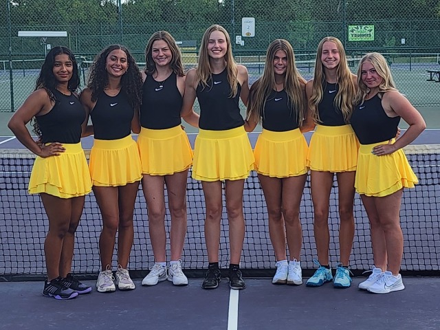 Varsity Gold Tennis Team Makes History at Sectionals