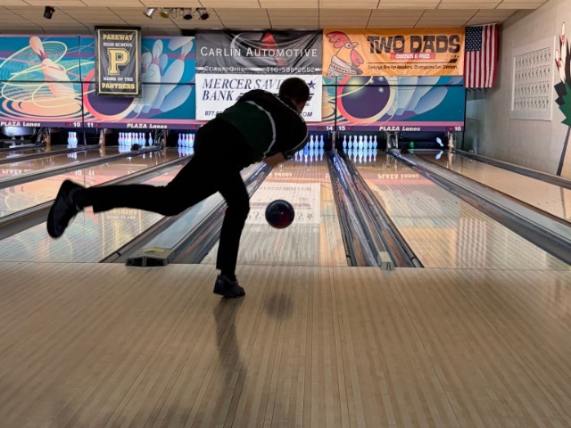 Michel Thompson launching a ball 2-handed down the lane