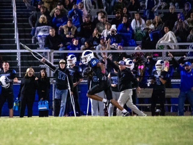 Eagles Roll Past Richland 49-19, Improve to 7-1