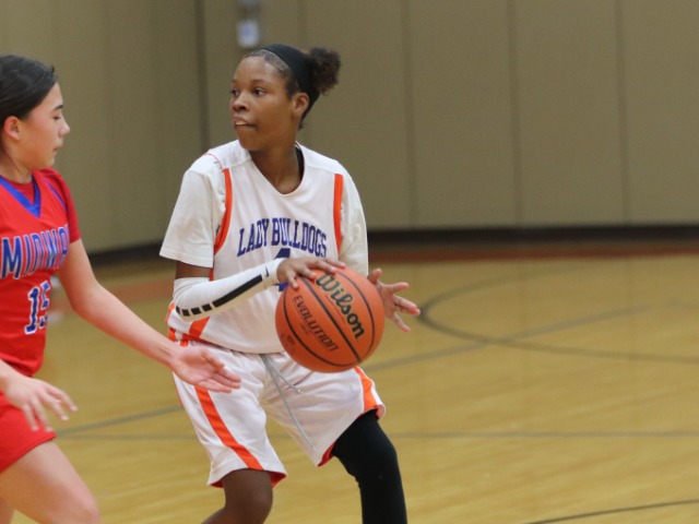 Bulldogs 8B Fall in Heartbreaker at Belton