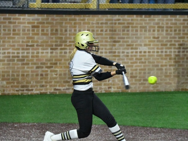 Big inning lifts Burleson Centennial past Cleburne, 11-5