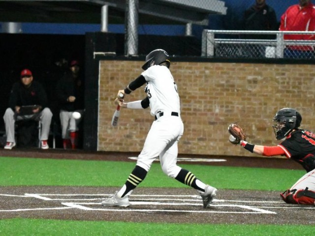 Jackets beat Elks, 6-1, for 15th straight win