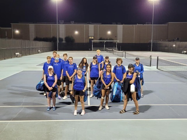 Tennis Finishes Undefeated District Season, Beats Bell 13-6