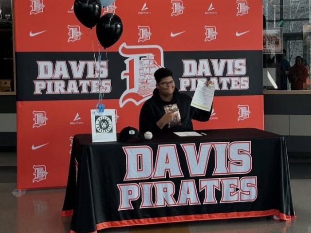 BIG Q SIGNS WITH WENATCHEE VALLEY