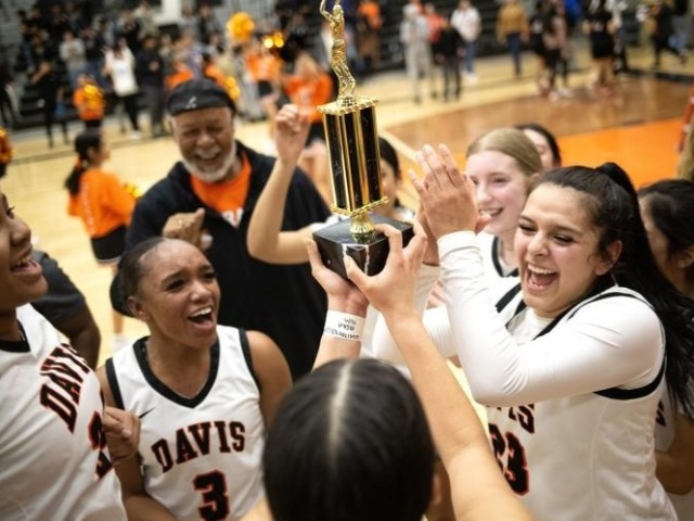 Pirate Girls Basketball Wins District 6 Title!