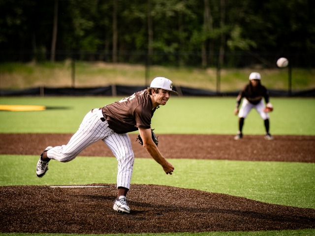 Baseball wins series over Summit with 2-1 game three win