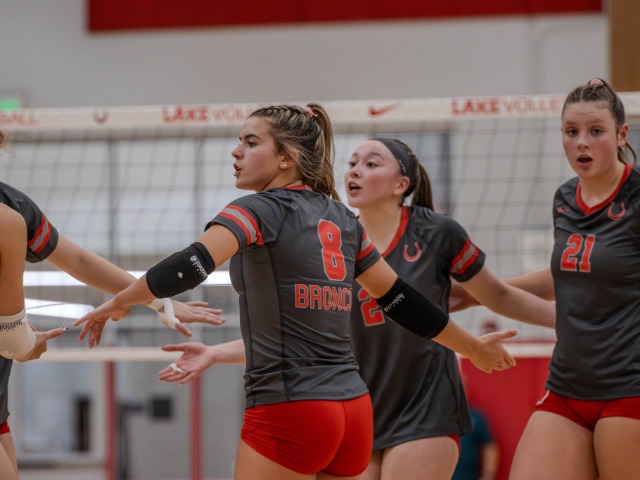 Varsity Volleyball Falls to Weiss in Season Opener