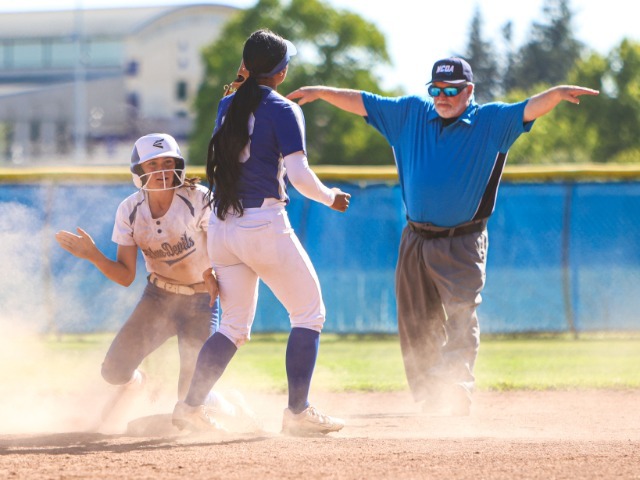 Gracie Martinez Steals Second