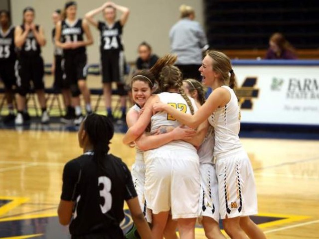 Lady Cats beat Carbondale at buzzer on Senior Night