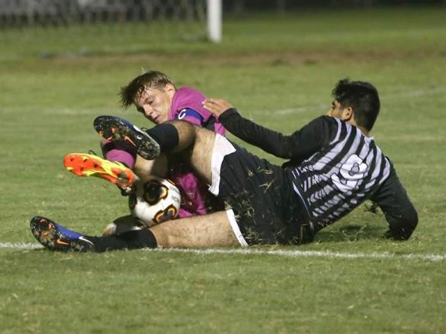Carbondale soccer tops Marion again, claims South Seven title