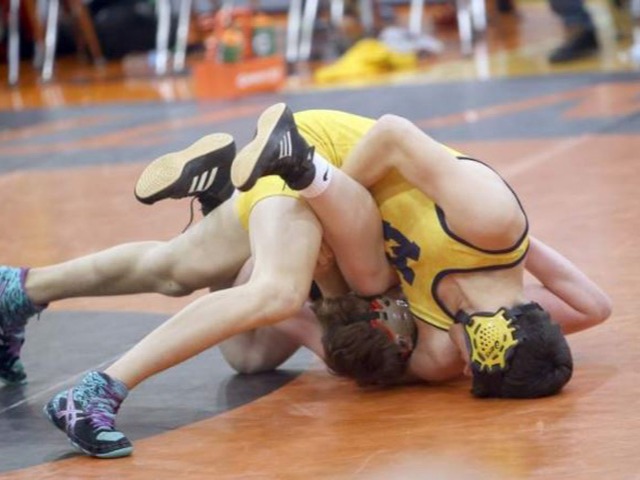 Marion wrestling team gets four wins at Carterville Duals