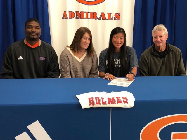 Kayley Holloway signs with Holmes Community College