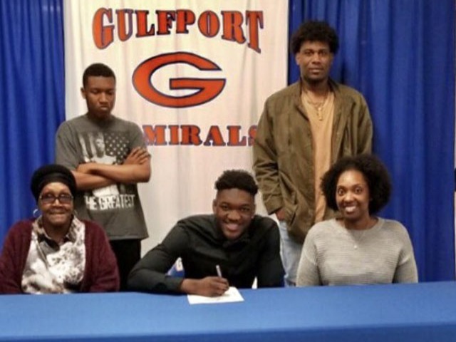 Jytireus Smith! signed a LOI with Pearl River CC.