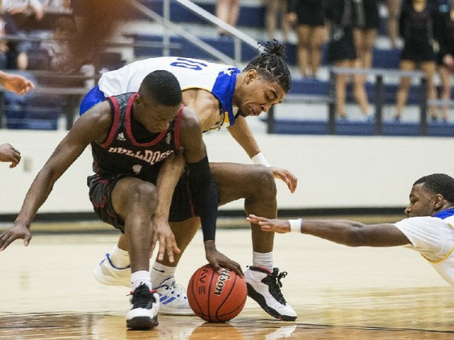 Charging Wildcats avoid Bulldogs' bite