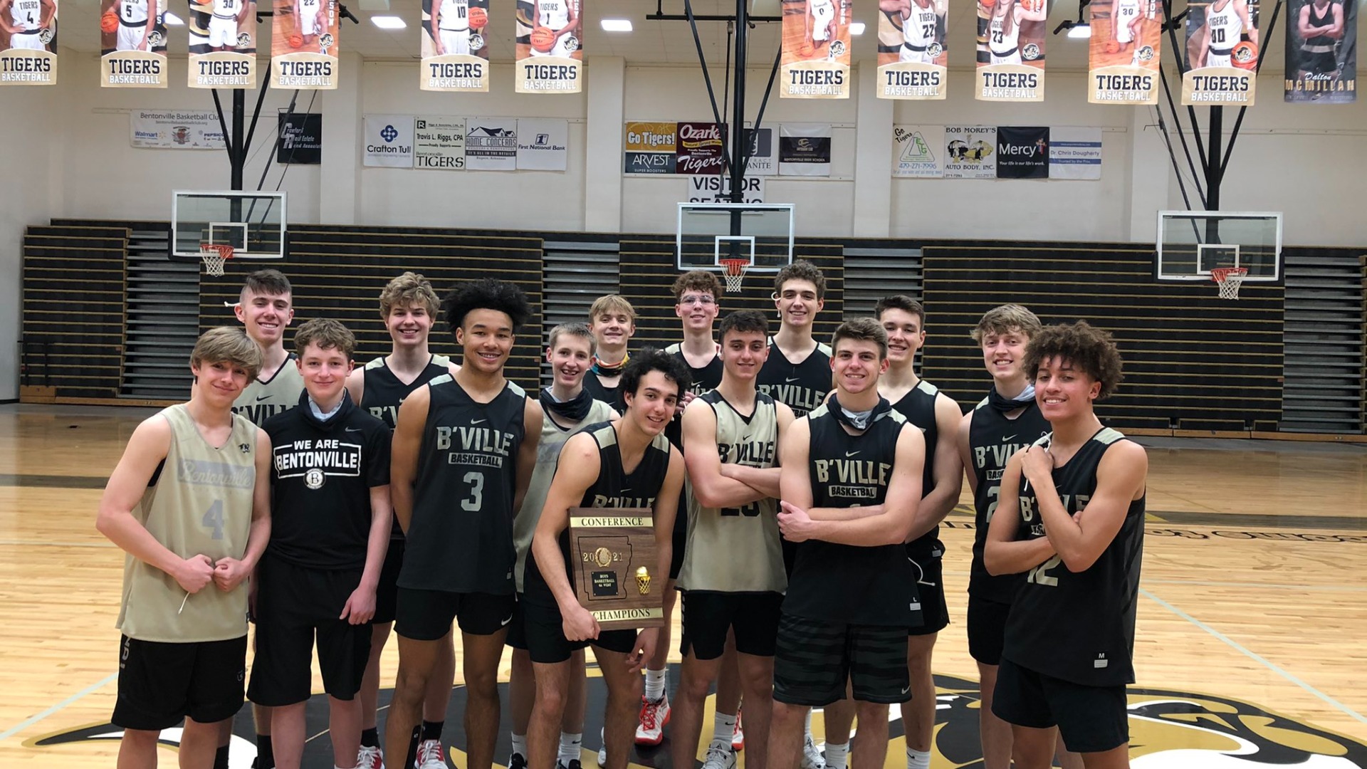 Boys Basketball Team Photo 8