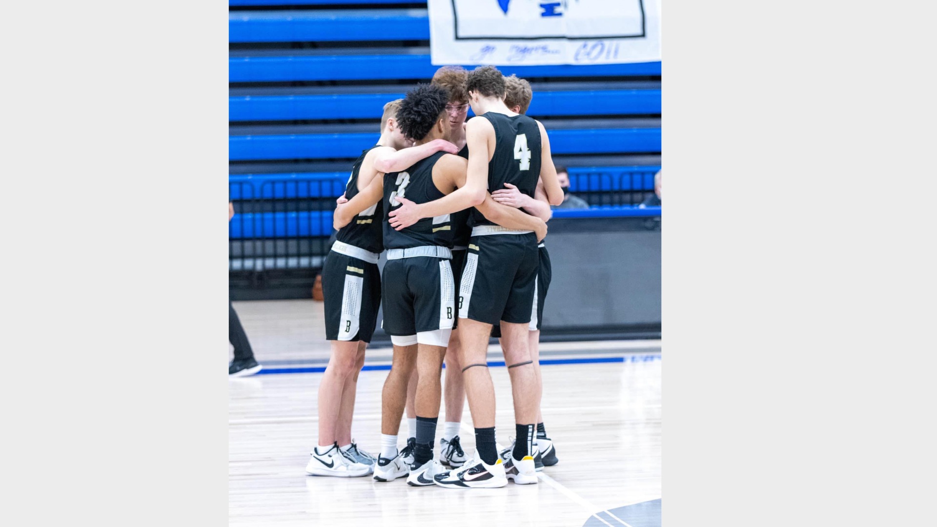 Boys Basketball Team Photo 7